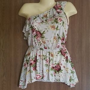 🌺🌹NWT Floral One Shoulder Top🌼🌻